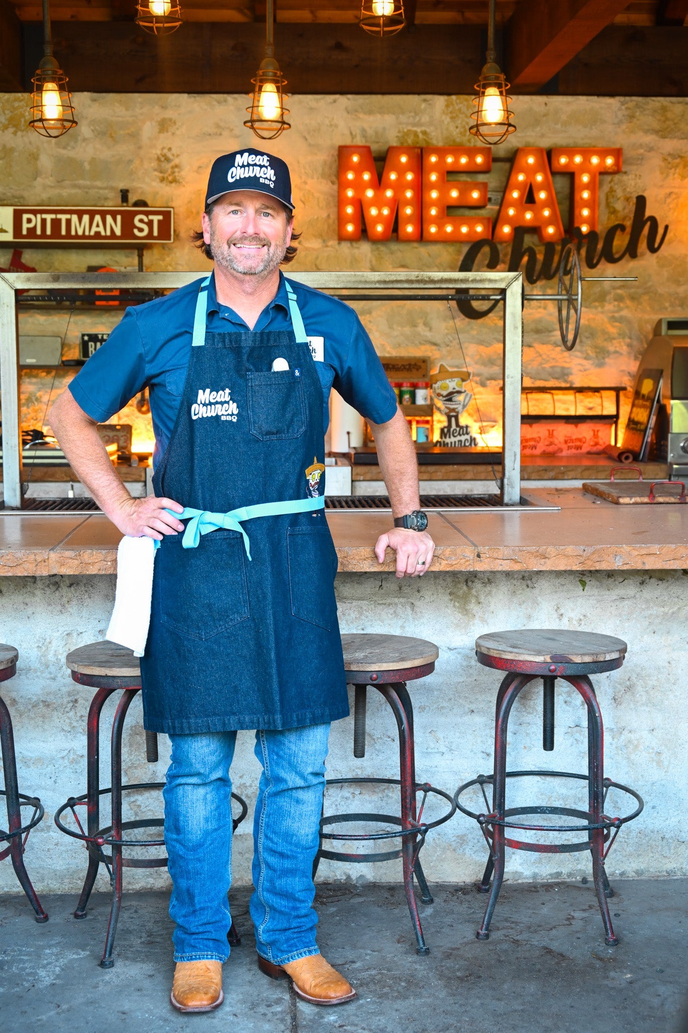 hedley-and-bennett-meat-church-apron-navy-k2 NAVY_H_B_APRON_LIFESTYLE_OUTDOOR_KITCHEN_TIED.jpg